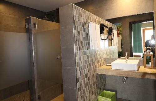 Patroves House | Lost & Found - Guesthouse & Suites