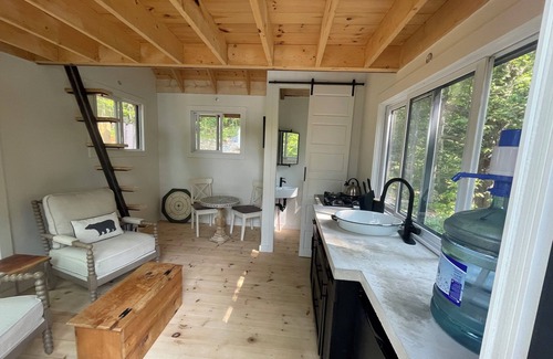 Frontenac Cabin | Lost Loft - NEW Waterfront Tiny Cottage. Sleeps 2, off-grid, quiet lake!