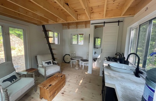 Frontenac Cabin | Lost Loft - NEW Waterfront Tiny Cottage. Sleeps 2, off-grid, quiet lake!