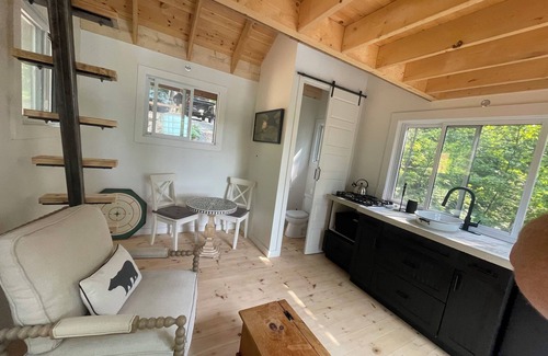 Frontenac Cabin | Lost Loft - NEW Waterfront Tiny Cottage. Sleeps 2, off-grid, quiet lake!