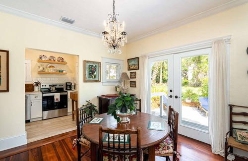 Melbourne House | Lotus · Oriental Charm near Downtown and River