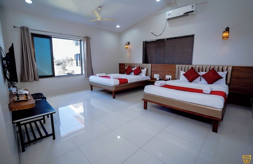 Chendhare Hotel | Lotus The Lake view Resort