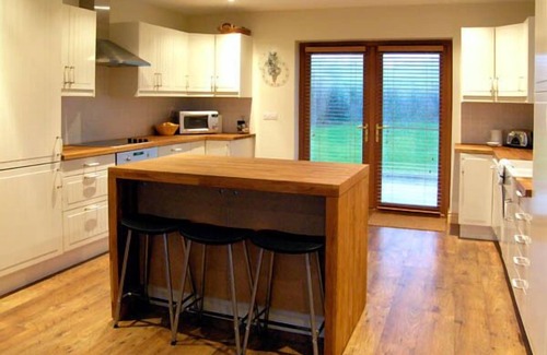 Union Hall Cottage | LOUGH CLUHIR COTTAGE, pet friendly in Union Hall, County Cork
