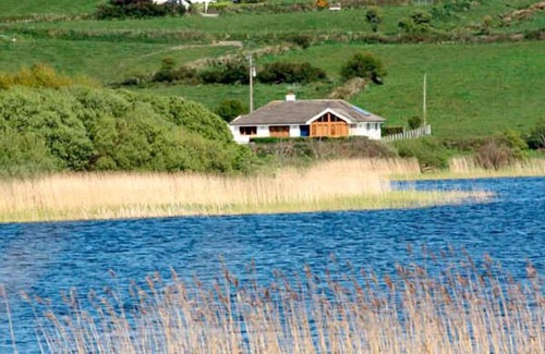 Union Hall Cottage | LOUGH CLUHIR COTTAGE, pet friendly in Union Hall, County Cork