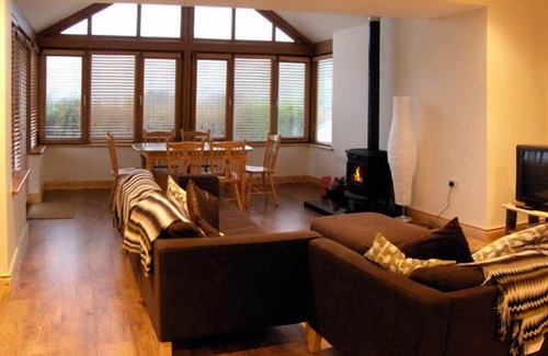 Union Hall Cottage | LOUGH CLUHIR COTTAGE, pet friendly in Union Hall, County Cork