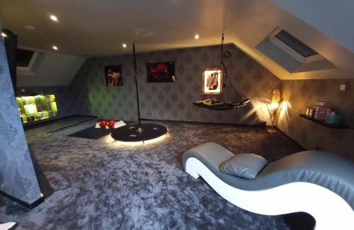 Argentre-du-Plessis Apartment | Love gite avec Spa nage privatif et espace coquin - Le Secret de l'Elixir