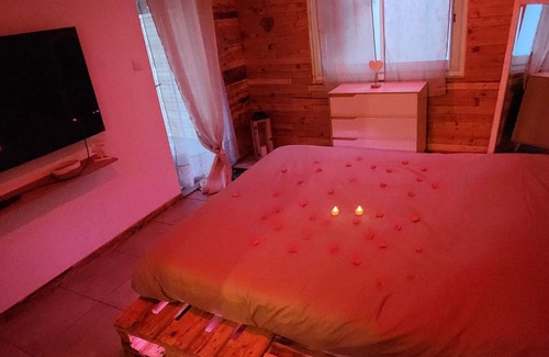 Roquevaire Bed & Breakfast | Love Room Les dessous du Garlaban
