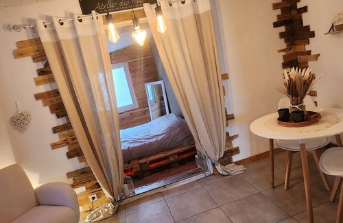 Roquevaire Bed & Breakfast | Love Room Les dessous du Garlaban