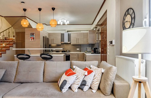 Gerakas House | Lovehome-4BD Villa with views,dinners-close to airport, MEC ΑΕ,bus stop, Railway