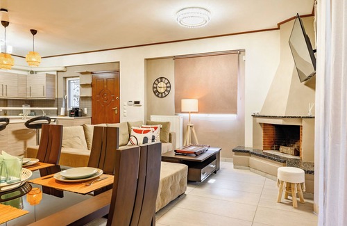 Gerakas House | Lovehome-4BD Villa with views,dinners-close to airport, MEC ΑΕ,bus stop, Railway