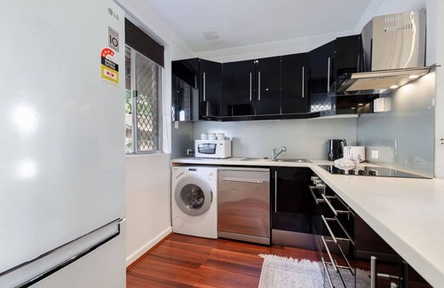 Osborne Park Apartment | Lovely 1 bedroom unit with free parking! Free WIFI