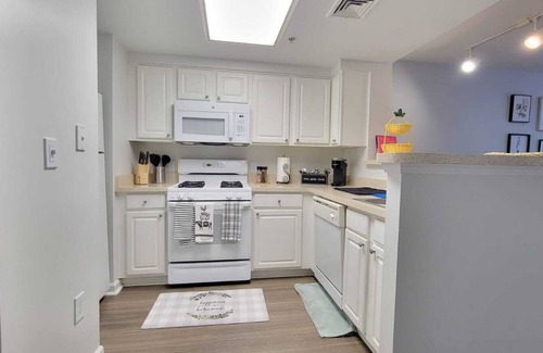 Ballston Condo | Lovely 1-Bedroom Condo with Pool and City View