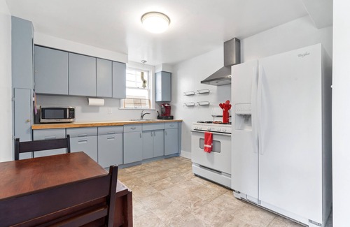 Alameda House | Lovely 1-bedroom Oasis with Patio/Private Entry