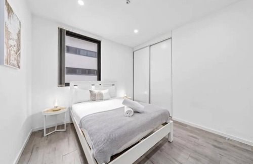 Burwood Apartment | Lovely 1Bed Studio at Burwood | MHS