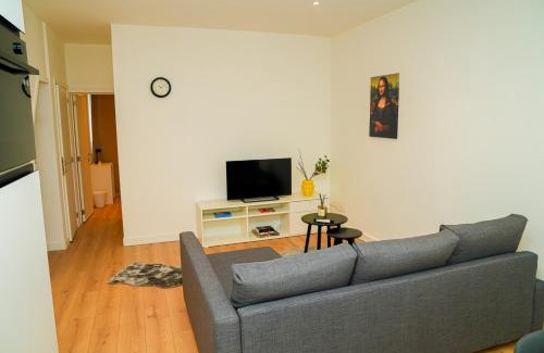 Bloemekenswijk Apartment | Lovely 1BR & 1LR Apt for 4P, Only 15 Min Walk to City Center