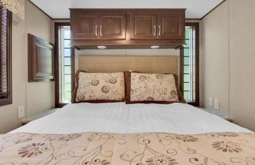 Gatlinburg - Pigeon Forge Ski Chalet | Lovely 1BR Cottage with Loft
