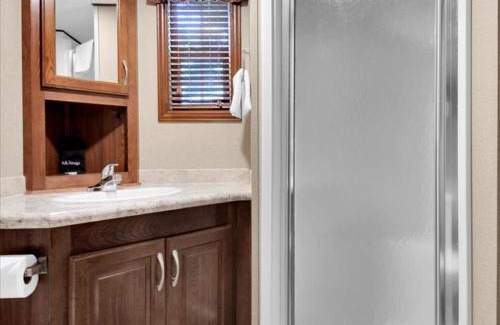 Gatlinburg - Pigeon Forge Ski Chalet | Lovely 1BR Cottage with Loft