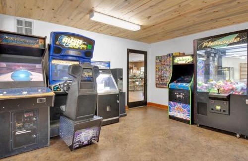 Gatlinburg - Pigeon Forge Ski Chalet | Lovely 1BR Cottage with Loft