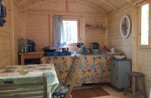 Sougeres-en-Puisaye Cabin | Lovely 2-Bed shepherds hut in a Forest