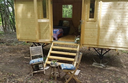 Sougeres-en-Puisaye Cabin | Lovely 2-Bed shepherds hut in a Forest