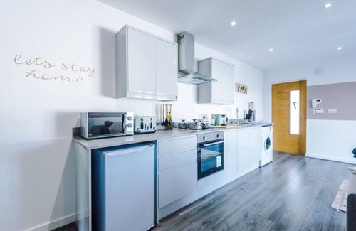 Formby Apartment | Lovely 2 Bed Apartment -Ideal 4 Leisure & Business Travellers