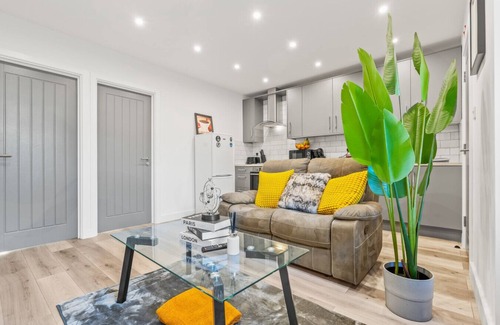 Coventry Apartment | Lovely 2-Bed House | Central Coventry Location