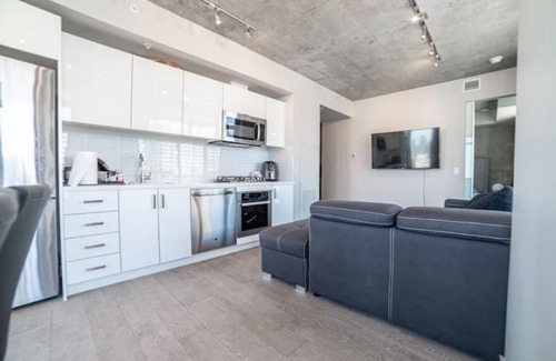 Connaught Condo | lovely 2 bed with 2 bath condo in downtown