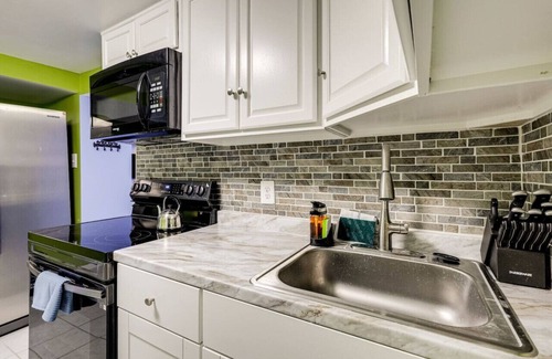 Seminary Hill Apartment | Lovely 2 Bedroom, 2 Bath with office space.