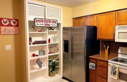 Sunrise House | Lovely 2 Bedroom Condo With *Free Parking and WiFi*