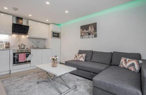 Mapesbury Apartment | Lovely 2-Bedroom Condo With Balcony and Park View