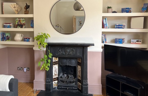 Thurlow Park Apartment | Lovely 2 bedroom flat with garden and parking