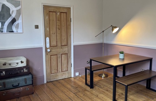 Thurlow Park Apartment | Lovely 2 bedroom flat with garden and parking