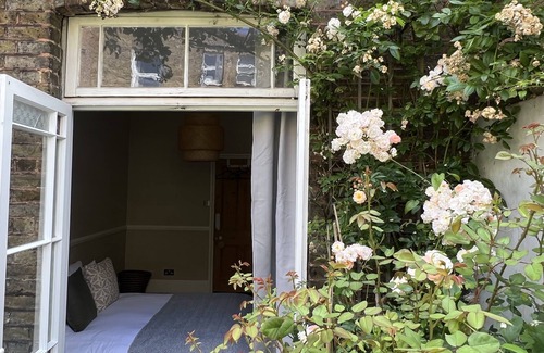 Thurlow Park Apartment | Lovely 2 bedroom flat with garden and parking