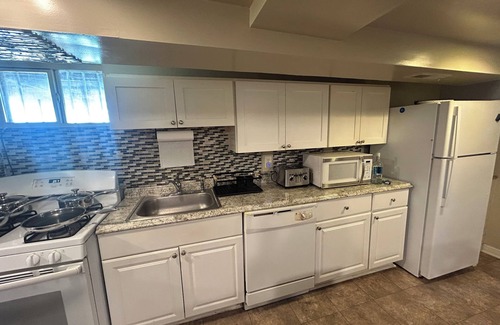 Woodmere House | Lovely 2-bedroom house with AC in Baltimore