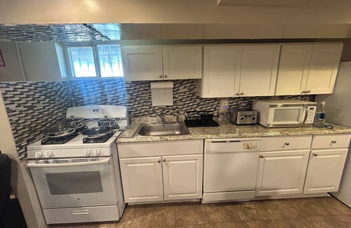 Woodmere House | Lovely 2-bedroom house with AC in Baltimore