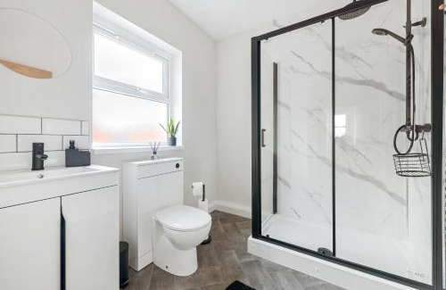 Nottingham House | Lovely 2 Bedroom House - Free Parking - Accommodation near QMC Hospital & University of Nottingham - Suitable for Short Stays & Long Stays