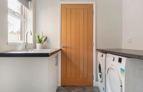 Nottingham House | Lovely 2 Bedroom House - Free Parking - Accommodation near QMC Hospital & University of Nottingham - Suitable for Short Stays & Long Stays