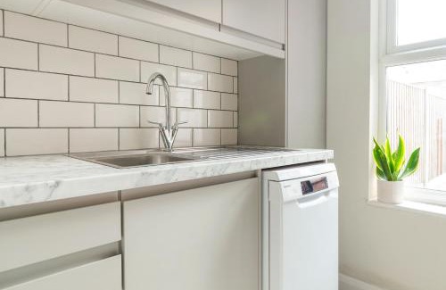 Nottingham House | Lovely 2 Bedroom House - Free Parking - Accommodation near QMC Hospital & University of Nottingham - Suitable for Short Stays & Long Stays