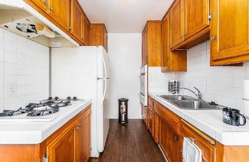 Inglewood Apartment | Lovely 2-bedroom lower unit 2, dual televisions, WiFi, gated building & parking