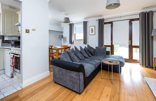 Beaumont Apartment | Lovely 2 BR Maisonette in Beaumont, Dublin