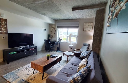 Southcenter Apartment | Lovely 2Bdrm High Rise Nearby Airport/ Shopping / Dining/Recreation