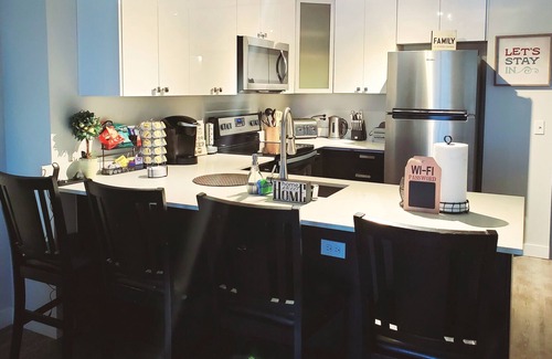Southcenter Apartment | Lovely 2Bdrm High Rise Nearby Airport/ Shopping / Dining/Recreation