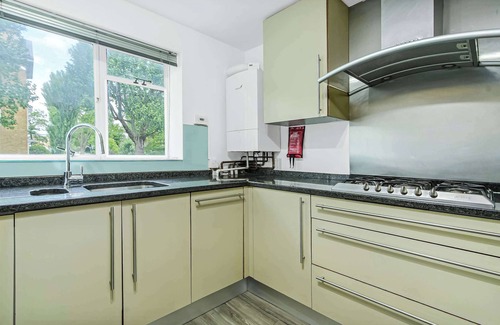 Holland Park Apartment | Lovely 3 Bedroom Apartment in Holland Park!
