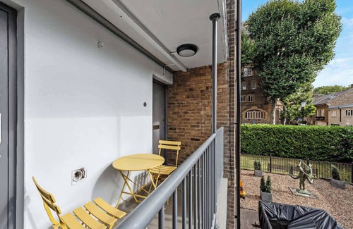 Holland Park Apartment | Lovely 3 Bedroom Apartment in Holland Park!