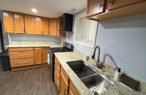 West Lawn Apartment | Lovely 3-bedroom apartment, safe and clean, close to Midway Airport