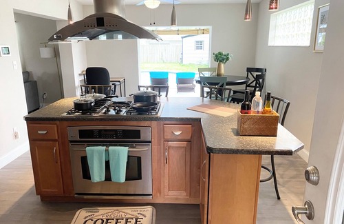 Conway House | Lovely 3 bedroom Home in Orlando Florida with beautiful full kitchen AC and WiFi