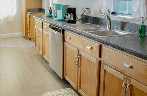 Conway House | Lovely 3 bedroom Home in Orlando Florida with beautiful full kitchen AC and WiFi