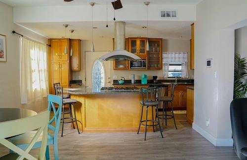 Conway House | Lovely 3 bedroom Home in Orlando Florida with beautiful full kitchen AC and WiFi