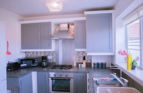 Bootle Apartment | Lovely 3 bedroom serviced apartment with parking