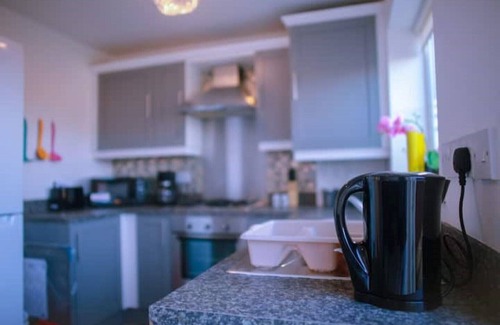 Bootle Apartment | Lovely 3 bedroom serviced apartment with parking